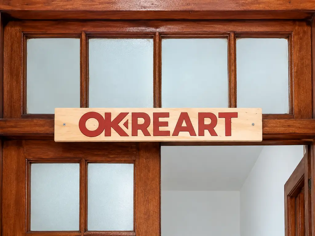 Entrada del taller OKREART, Fábrica de Timbres y Grabado Láser Santiago