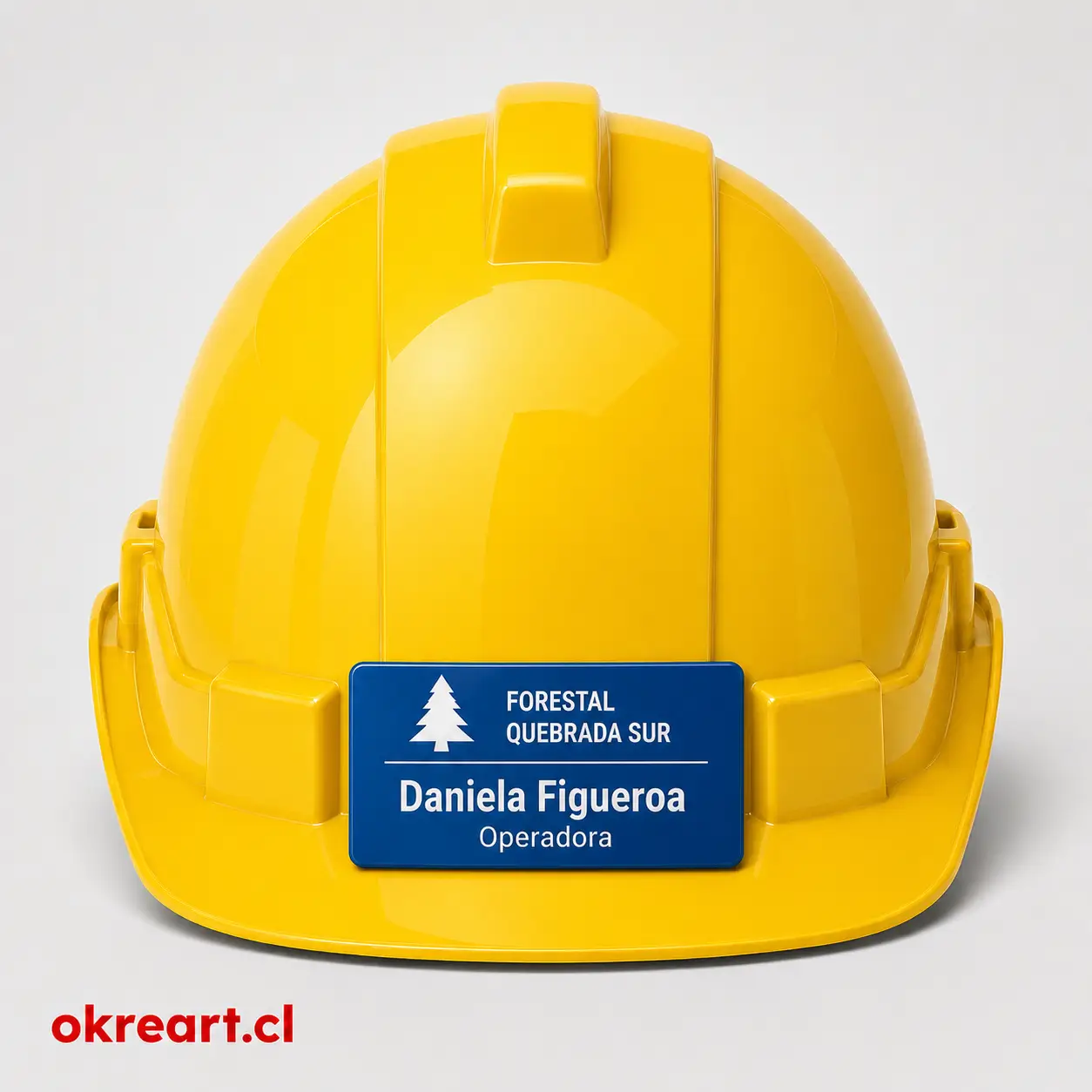 Placa azul para casco de seguridad de 7x3 cm en casco amarillo, vista frontal, personalizada con nombre y cargo.