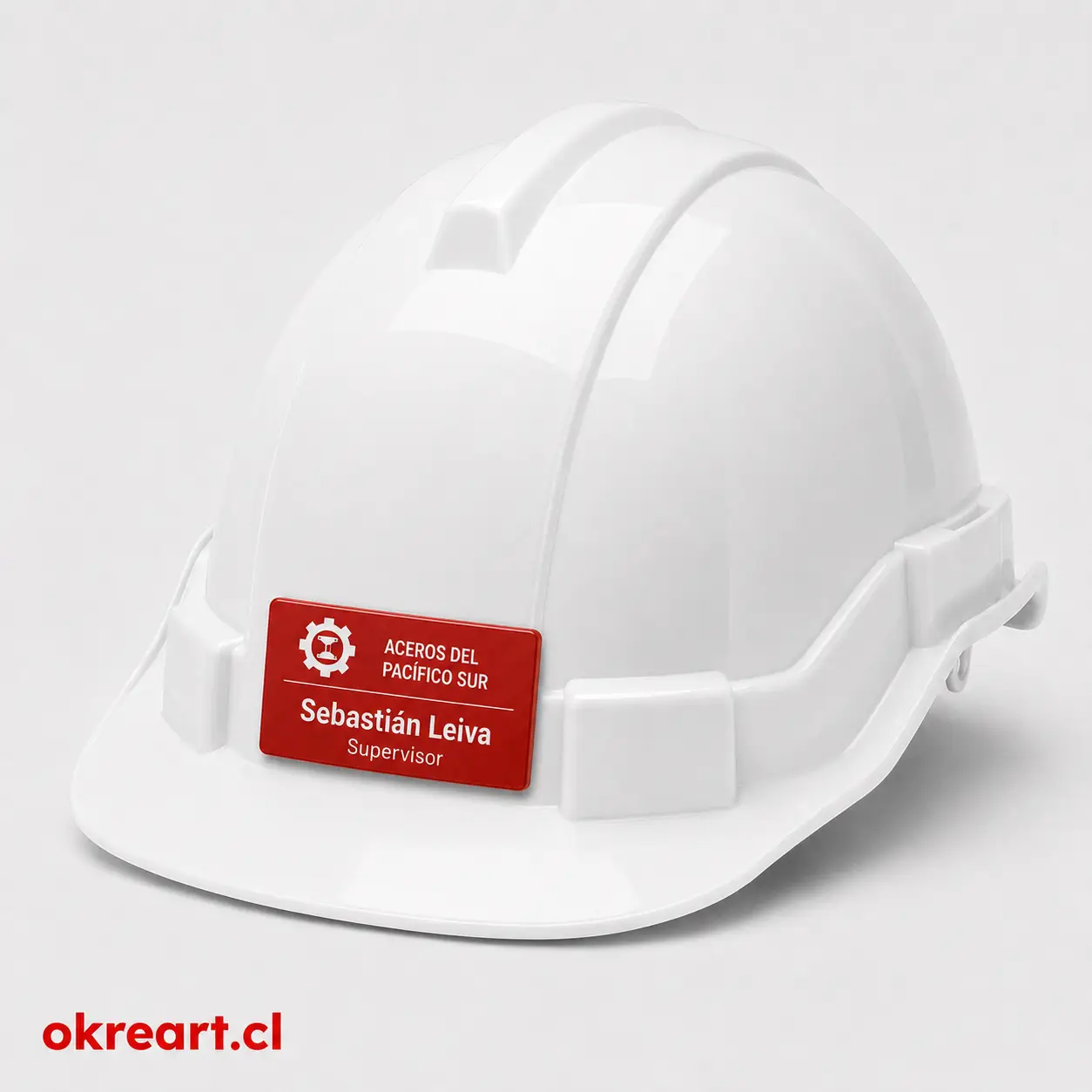 Placa roja para casco de seguridad de 7x3 cm en casco blanco, vista ladeada, personalizada con nombre y cargo.