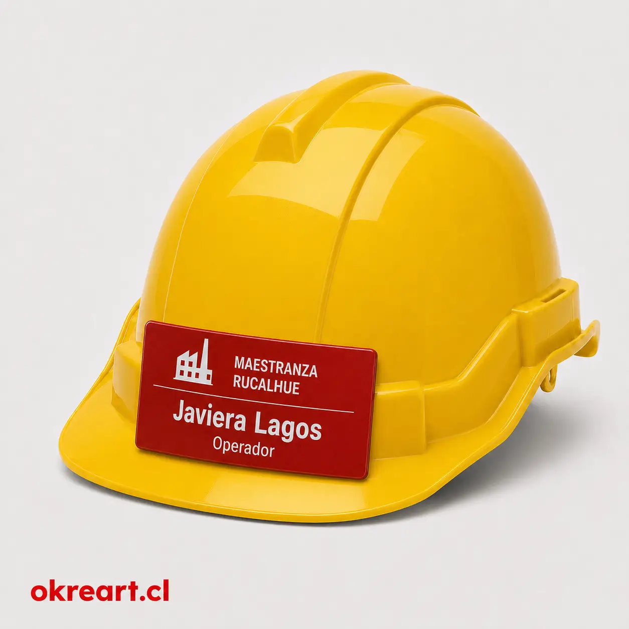 Placa roja para casco de seguridad de 8x3 cm en casco amarillo, vista ladeada, personalizada con nombre y cargo.
