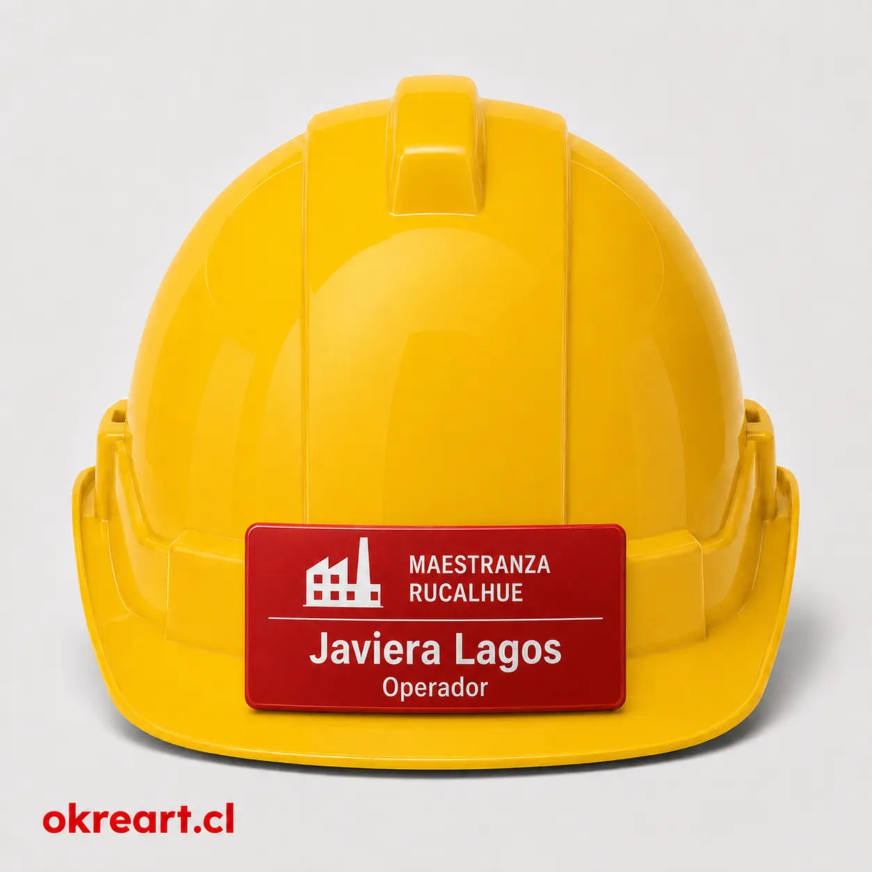Placa roja para casco de seguridad de 8x3 cm en casco amarillo, vista frontal, personalizada con nombre y cargo.