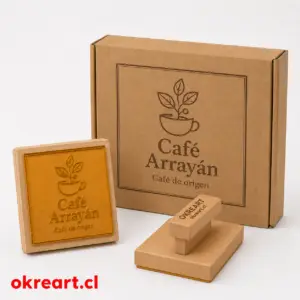 timbre de madera personalizado 10x10 con polímero HD, mango OKREART y caja kraft Café Arrayán con impresión grande y sello de madera