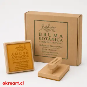 timbre de madera personalizado 12x12 cm con polímero HD, mango OKREART y caja kraft Bruma Botánica y sello de madera grande 12x12