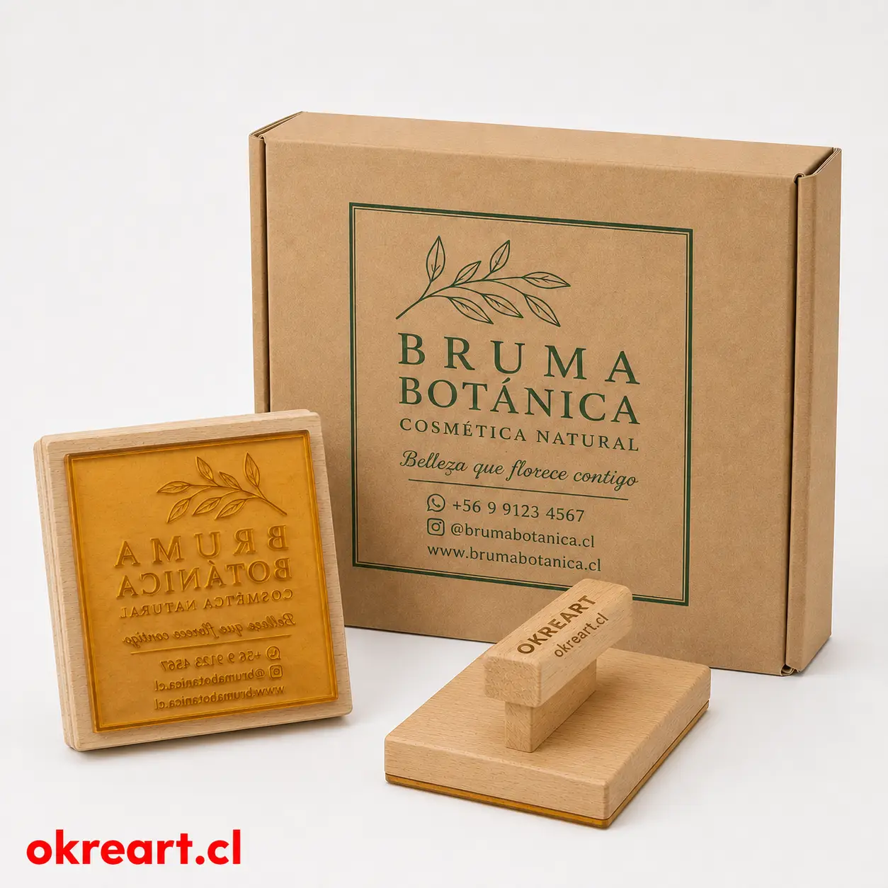 timbre de madera personalizado 12x12 cm con polímero HD, mango OKREART y caja kraft Bruma Botánica y sello de madera grande 12x12