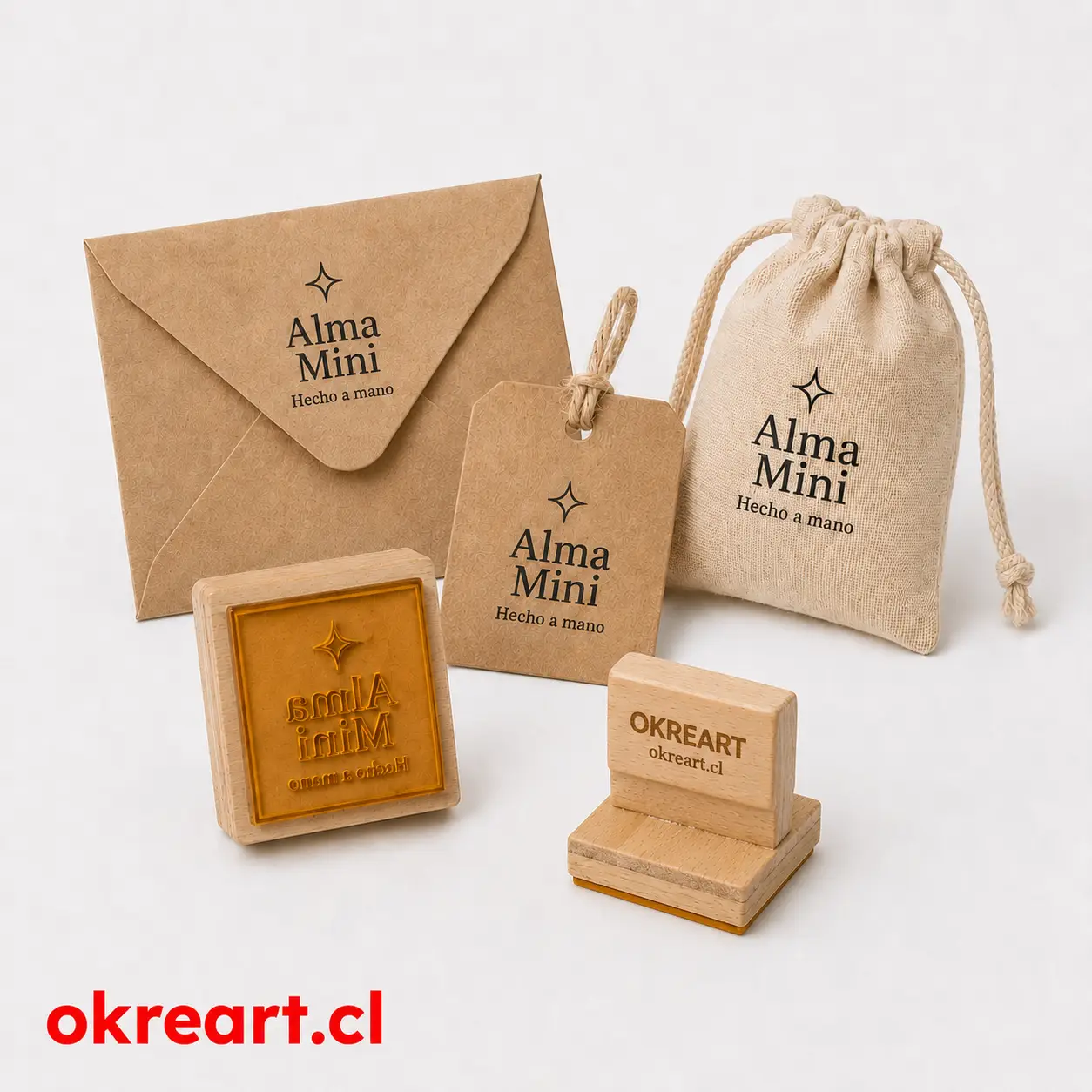 timbre de madera personalizado 4x4 cm con polímero HD, mango OKREART y packaging kraft pequeño, etiqueta y bolsa de tela con identidad Alma Mini