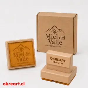 timbre de madera personalizado 6x6 cm con polímero HD, mango OKREART y caja kraft de miel artesanal y sello Miel del Valle